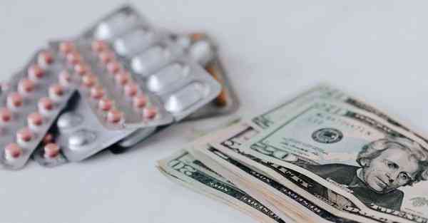 人工智能机器人和人谈恋爱