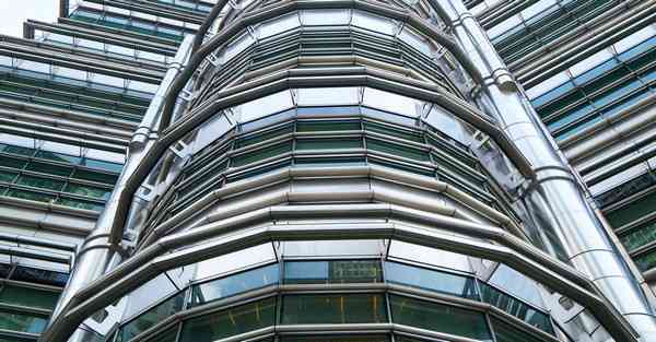 人工智能机器人和人谈恋爱