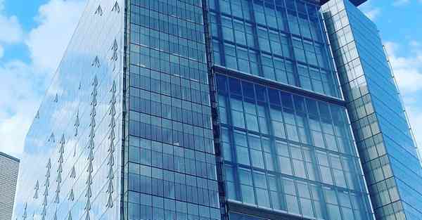 人工智能机器人和人谈恋爱