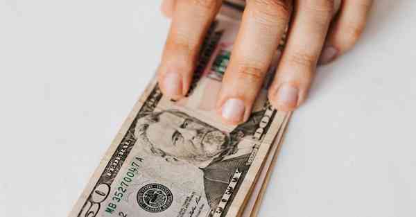 人工智能机器人和人谈恋爱