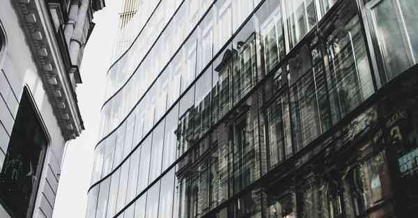 人工智能机器人和人谈恋爱