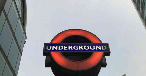 人工智能机器人和人谈恋爱