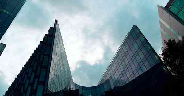 人工智能机器人和人谈恋爱