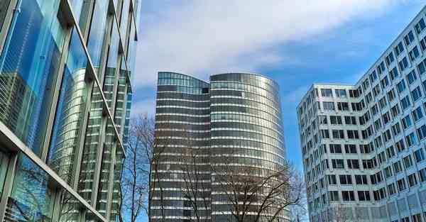 人工智能机器人和人谈恋爱