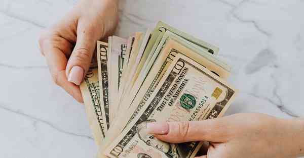 人工智能机器人和人谈恋爱