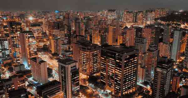 人工智能机器人和人谈恋爱