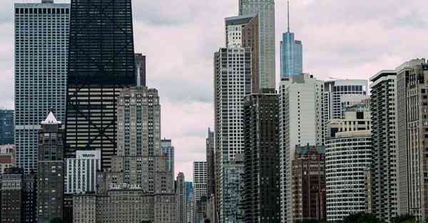 人工智能机器人和人谈恋爱