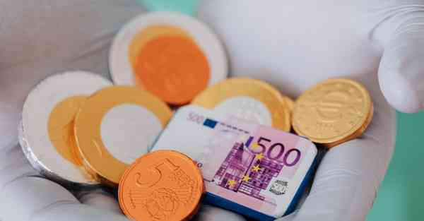 人工智能机器人和人谈恋爱