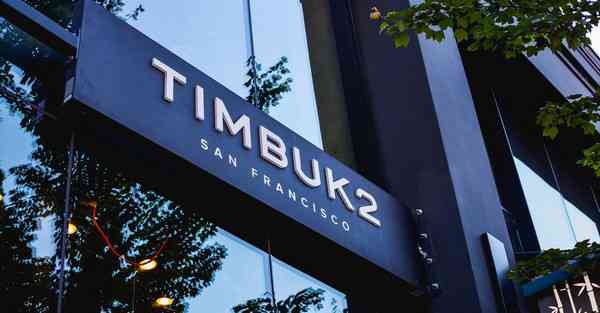 人工智能机器人和人谈恋爱