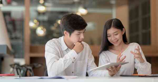 人工智能机器人和人谈恋爱