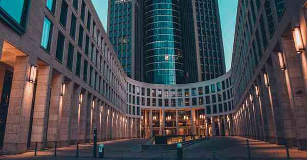 人工智能机器人和人谈恋爱