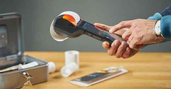 人工智能机器人和人谈恋爱