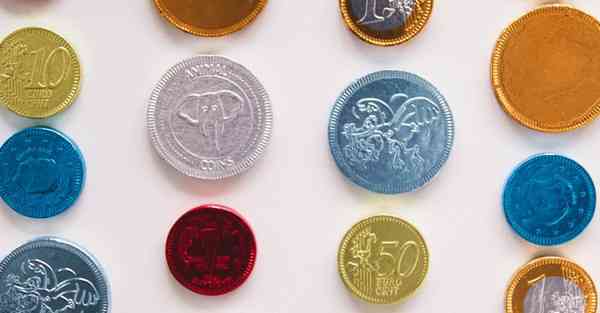 AI绘画描写女生鞋子款式