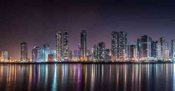 人工智能机器人和人谈恋爱